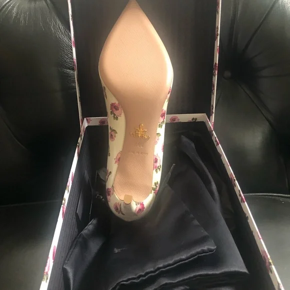 New in Box Prada Vernice Rose pumps. - Picture 4 of 5